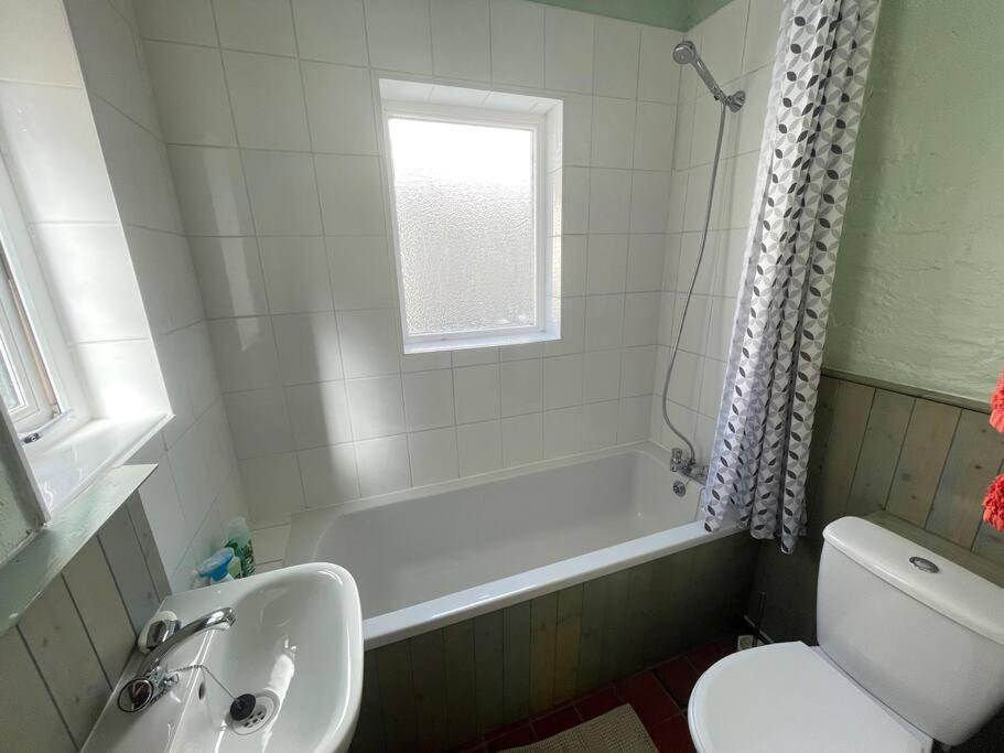 Lovely 2 Bedroom House Overlooking Park, Free Parking Belfast Extérieur photo