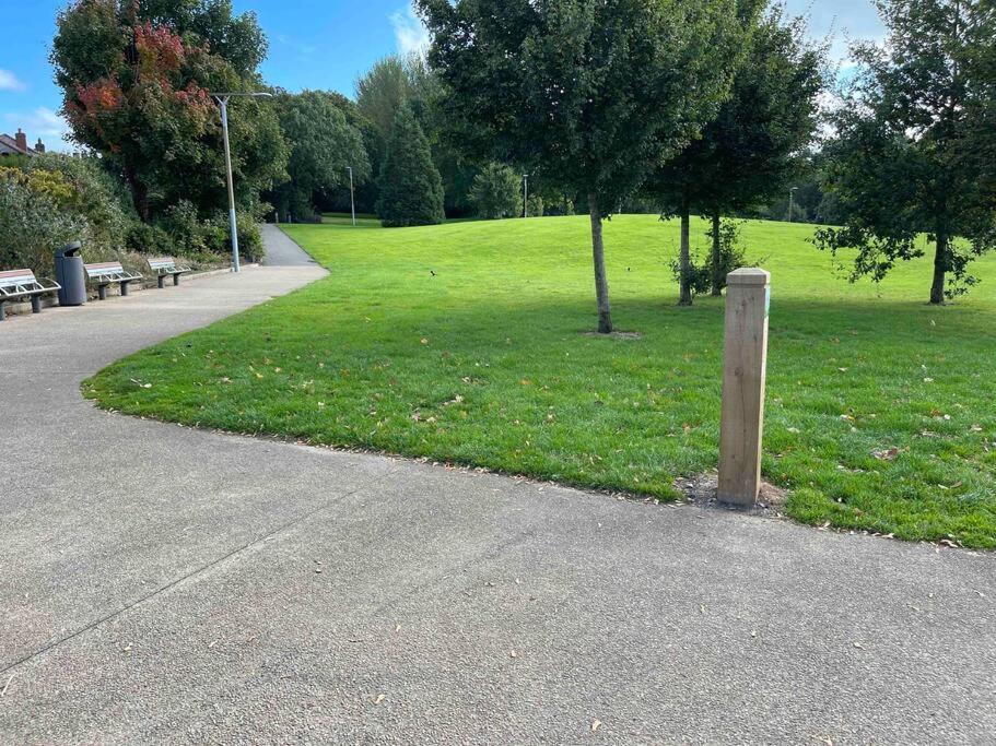 Lovely 2 Bedroom House Overlooking Park, Free Parking Belfast Extérieur photo