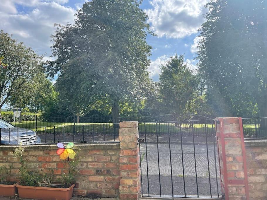 Lovely 2 Bedroom House Overlooking Park, Free Parking Belfast Extérieur photo